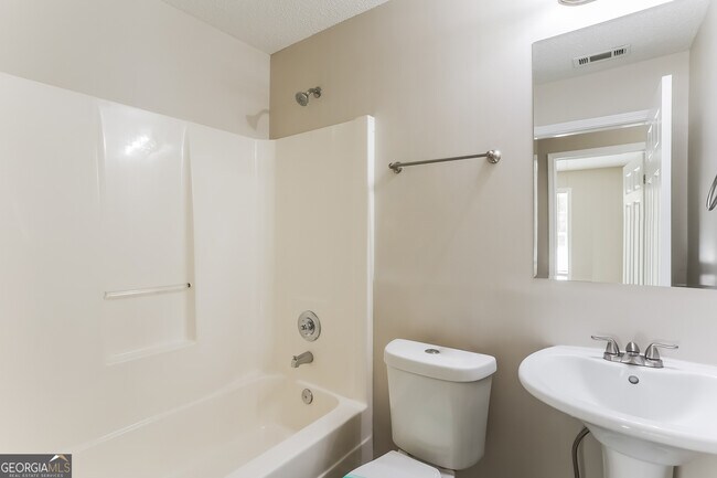 Building Photo - 719 Woodwind Dr