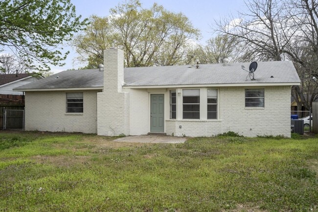 Building Photo - 1671 S Pecan Ave