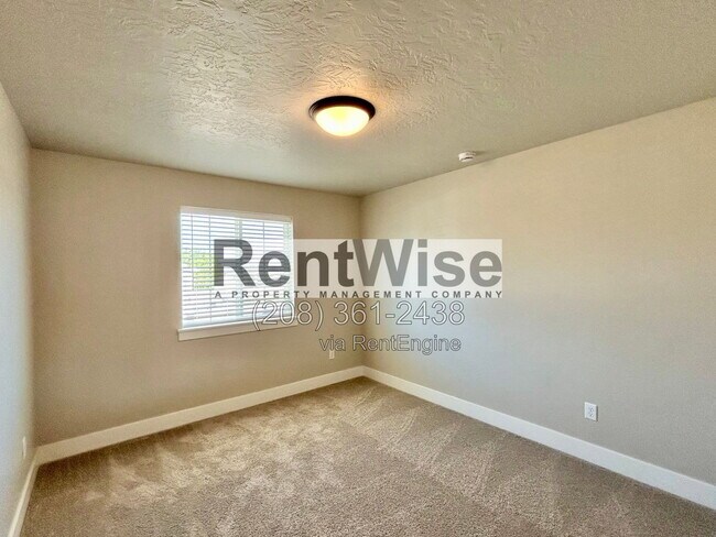 Building Photo - 5845 W Sprig Dr
