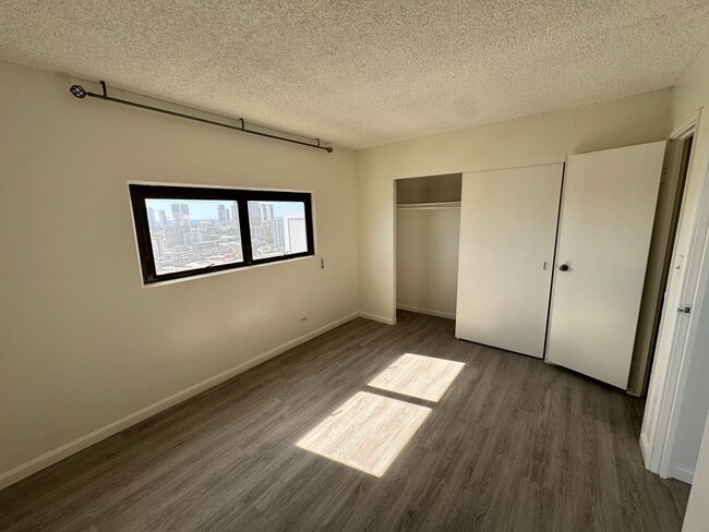 Building Photo - Bright and Breezy 2 bed, 1.5 bath, 1 covered parking top floor condo in Makiki!!