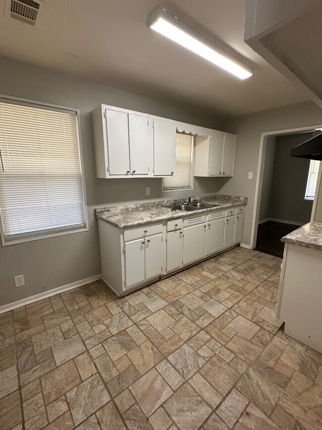 Building Photo - 4931 Kimball Ave