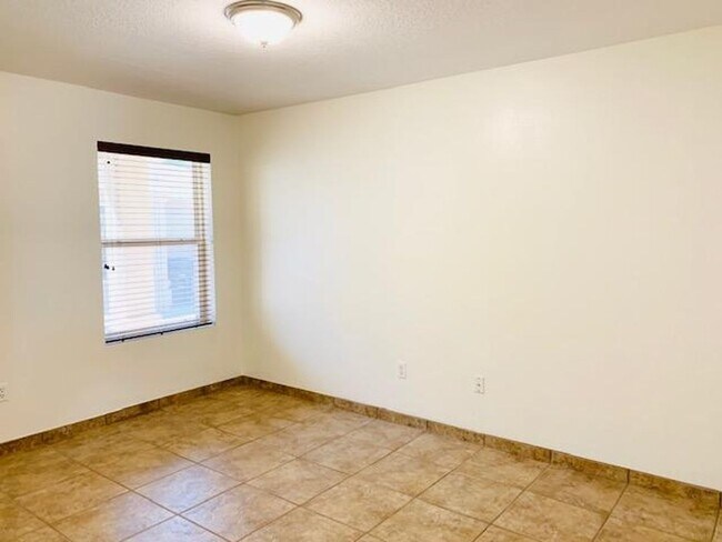 Building Photo - Lovely 1460/sf 3 Bedroom  2 Bath  2/CG TH