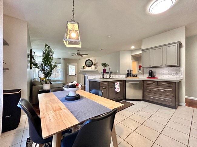 Building Photo - Cozy 3 Bed / 2 Bath Single-Story Home with Garage & Fenced Yard