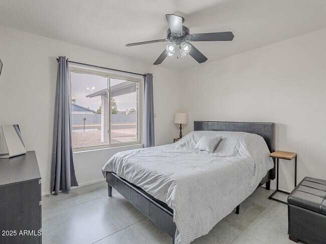 Building Photo - 5817 S Siesta Ln