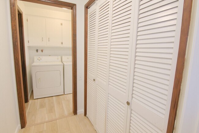 Building Photo - 3 bedroom 2 bathroom duplex in South Eugene!