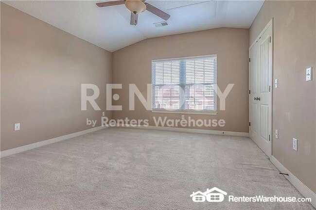 Building Photo - 3 Bedroom / 3.5 Bath Townhouse Near KU MED -  Available in August