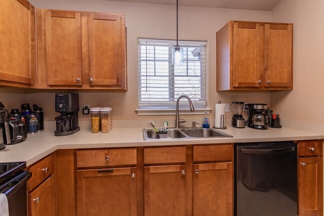 Building Photo - Beautiful upper-level condo in gated community!!!