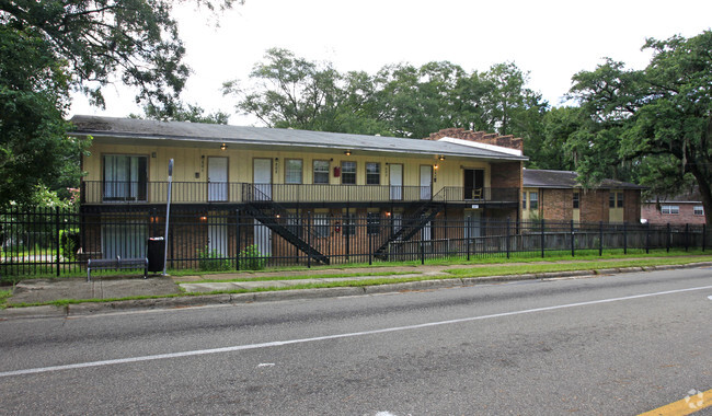 Primary Photo - Meridian Oaks Apartments