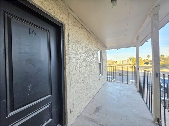 Building Photo - 14 Perkins Ave