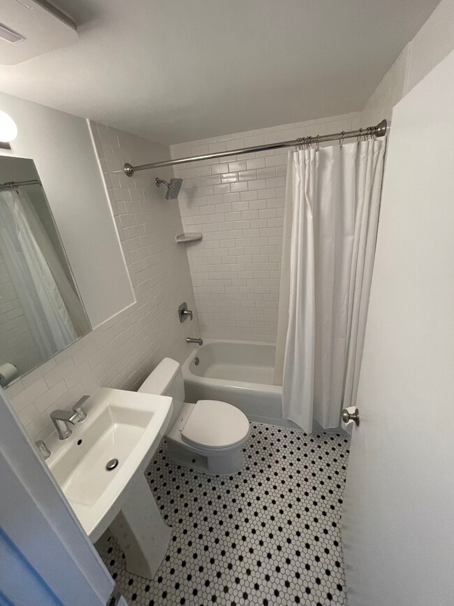 Building Photo - 100 Washington Park Dr