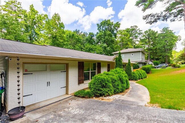 Building Photo - 3014 Skyland Dr NE