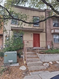 Building Photo - Spacious Townhome!