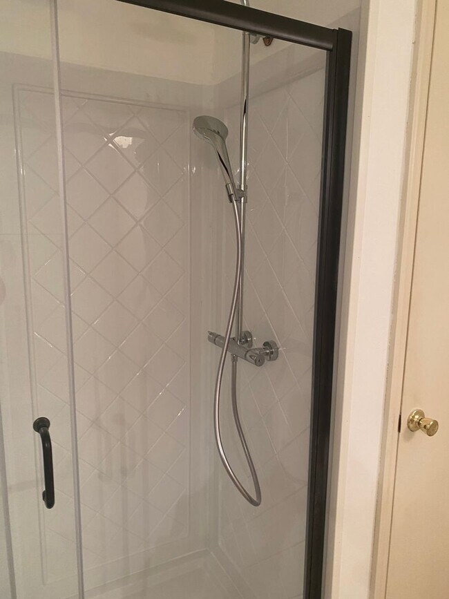 Building Photo - Waterfront 3 bedroom 2 bath