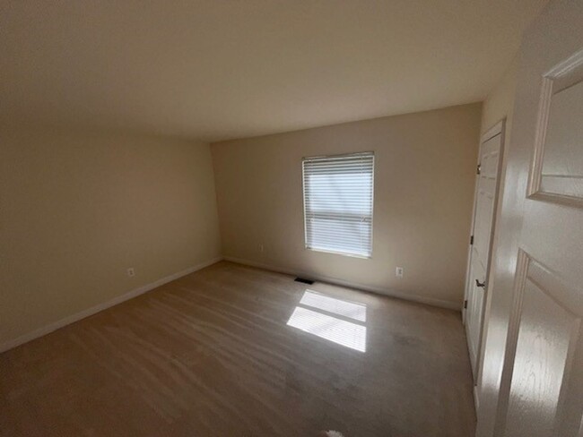 Building Photo - Are you looking for a peaceful home?