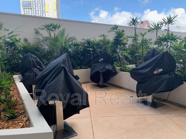 Building Photo - 987 Queen St