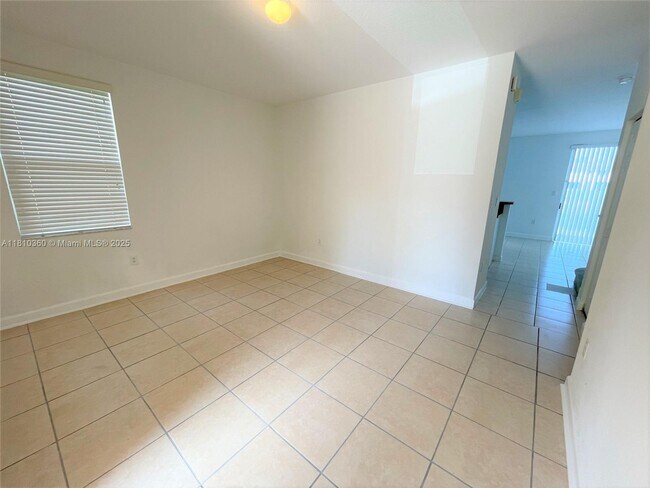 Building Photo - 957 NE 42nd Ave