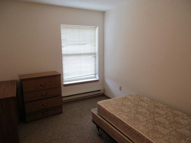 Building Photo - 3 Bedroom, 2 Bath