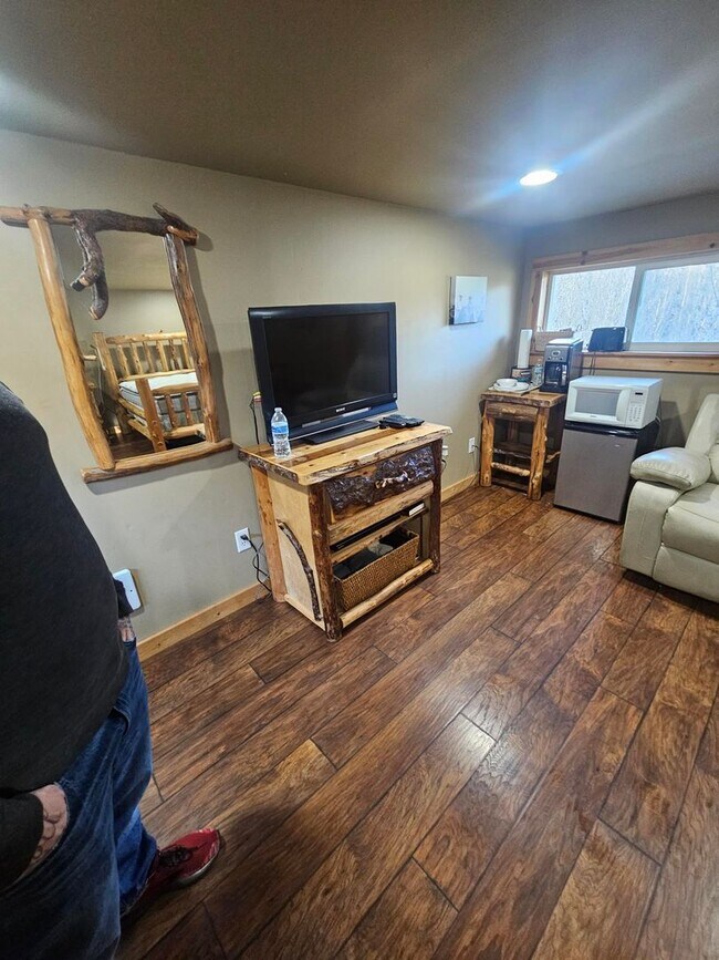 Building Photo - Furnished Studio