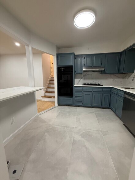 Primary Photo - 30 Bay 37th St