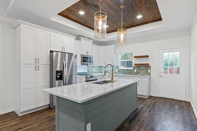 Building Photo - Gorgeous in Granbury