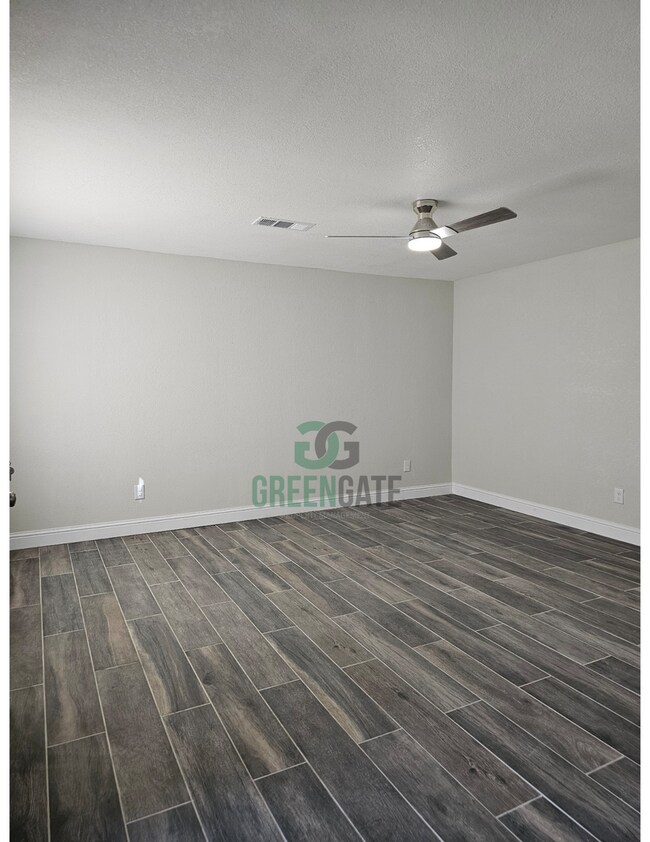 Building Photo - 901 Valente Way