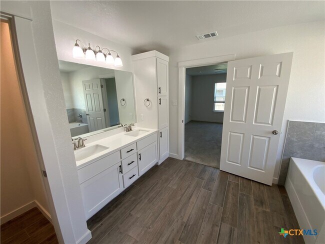 Building Photo - 1511 Fiddle Wood Wy