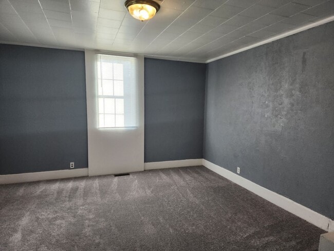 Building Photo - 1- 2 bedroom