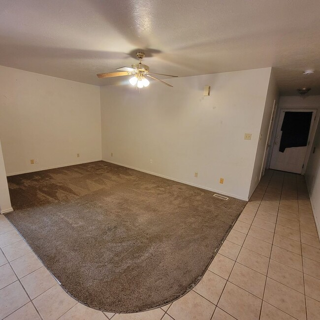 Building Photo - 3 Bedroom 2 Bathroom Duplex