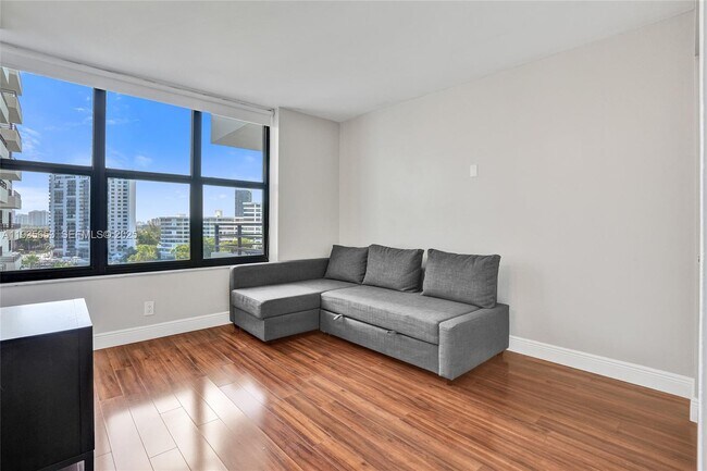 Building Photo - 2500 Parkview Dr