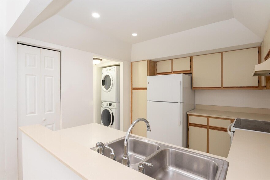 Building Photo - 4135 Palm Bay Cir