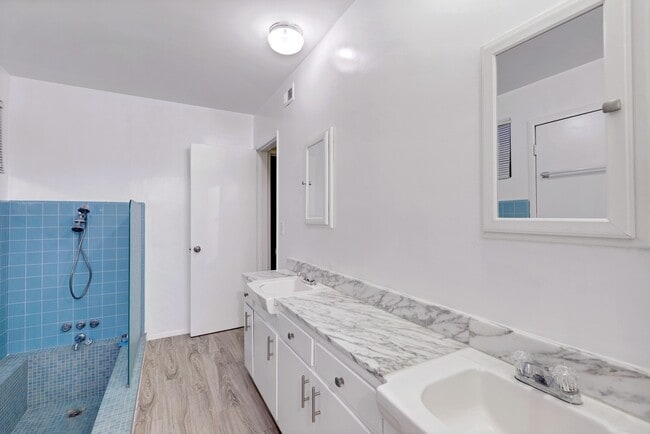 Building Photo - Charming Single-Story Pool Home in Prime Northridge Location