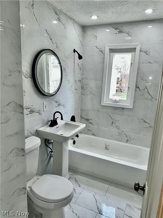 Building Photo - Lovely 4 Bedroom 1 Bathroom House in Cleveland