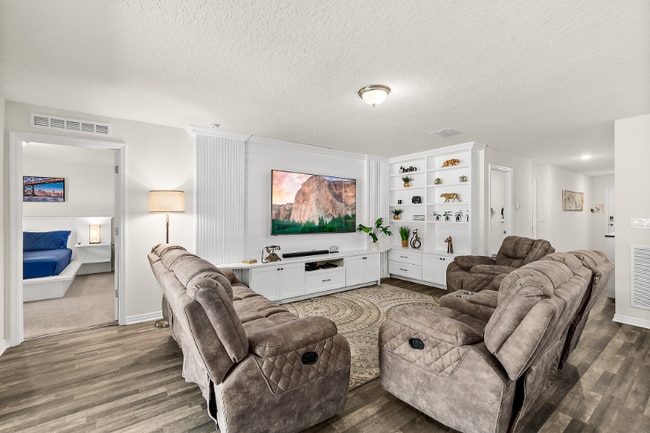 Building Photo - 10 Lladd Ct