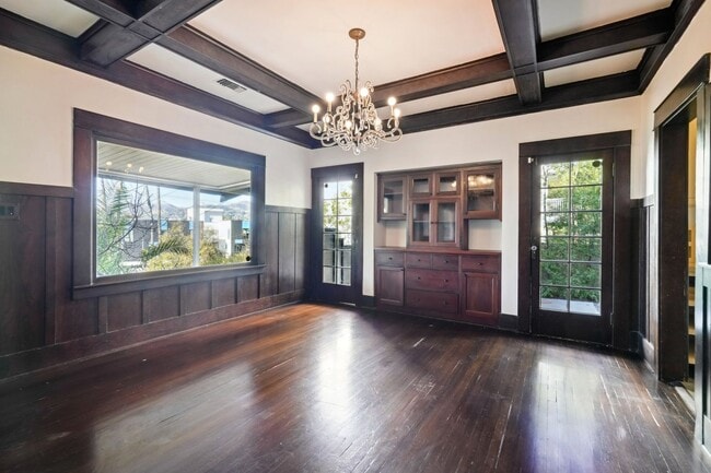 Building Photo - 1044 Manzanita St