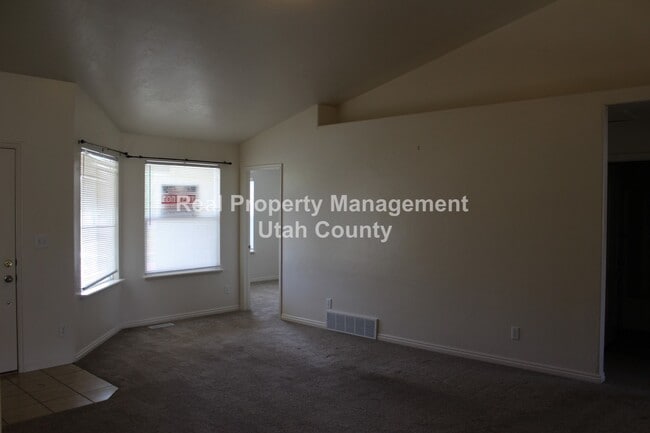 Building Photo - Updated home in Saratoga Springs