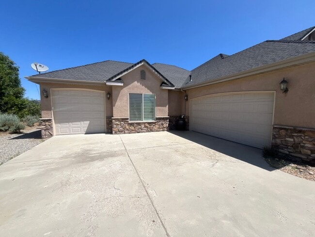 Building Photo - Beautiful 5 Bedroom 4 Bathroom House in Ga...