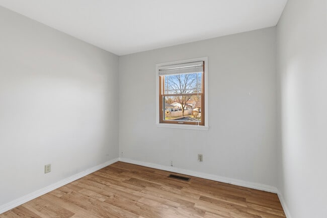 Building Photo - 1903 Sumac Dr