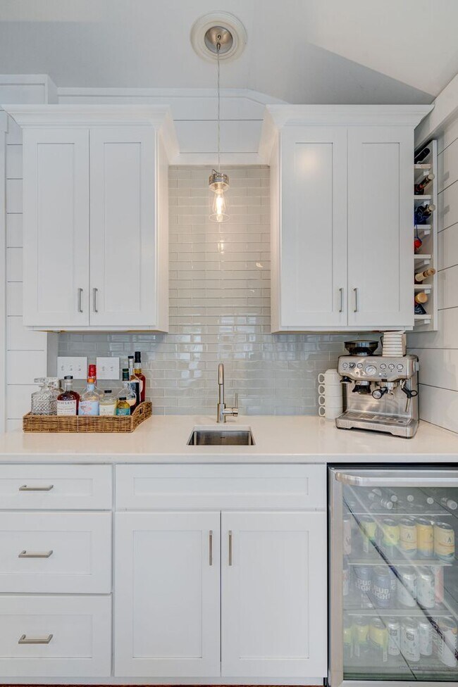 Building Photo - Midtown Rental in Forest Hills