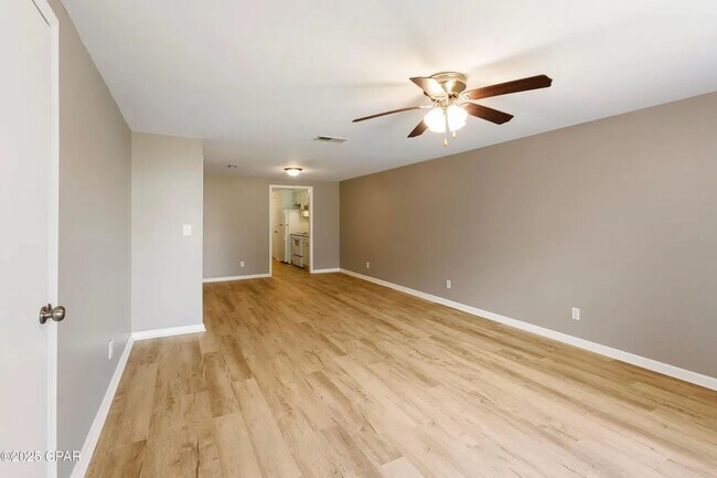 Building Photo - 3 bedroom 2 bath