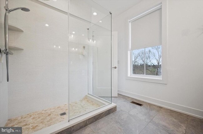Building Photo - 6715 Cinnaminson Ct