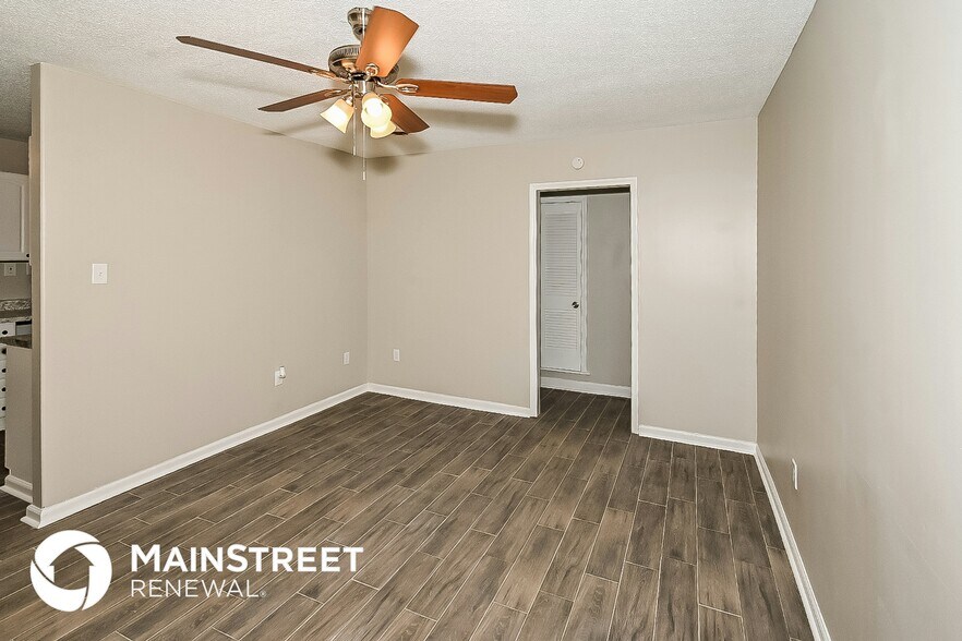 Building Photo - 886 Valley Springs Dr