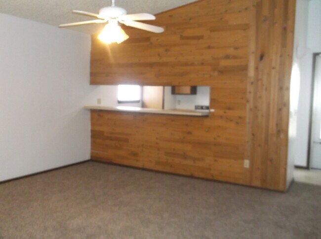 Building Photo - 2 Bed, 1 1/2 Bath, 1 Car Garage