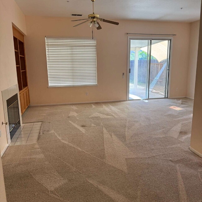 Building Photo - Great location near park and shopping