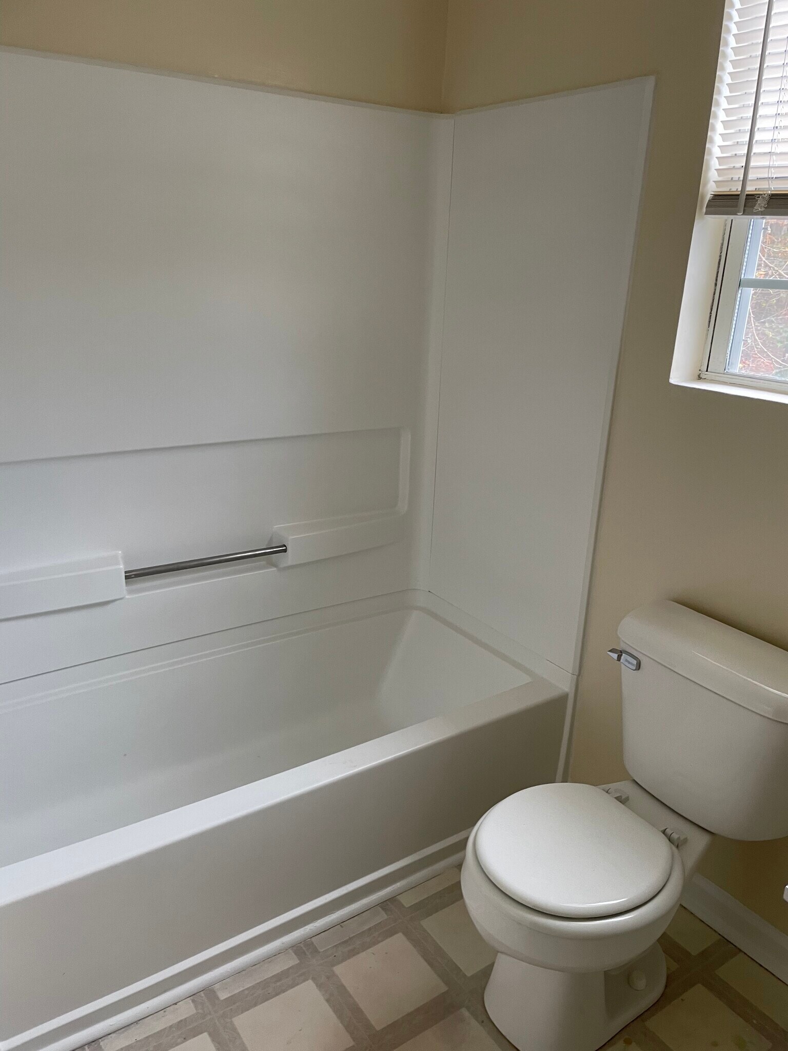 Hallway Bathtub - 1716 Graywood Dr SE