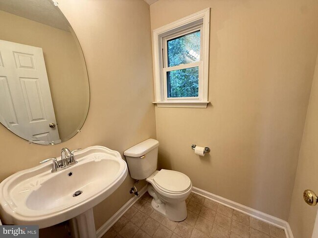 Building Photo - 1234 Lakeview Dr
