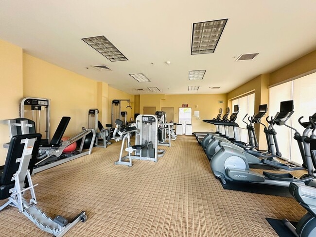 Building Photo - 2 Bedroom ,2 Bathroom, 2 Parking Condo (Ke...