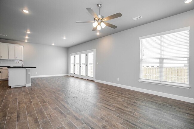 Building Photo - 2010 Periwinkle Pl