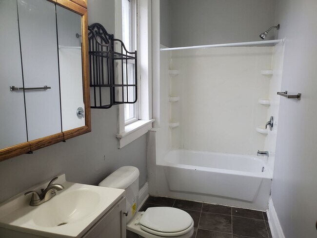 Building Photo - 2047 W 6th St