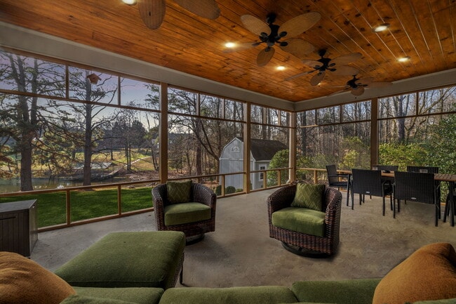 Building Photo - 594 Lake Haven Dr