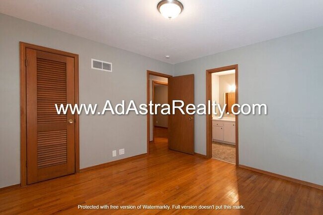 Building Photo - Beautiful Home in Blue Springs-Available NOW!!